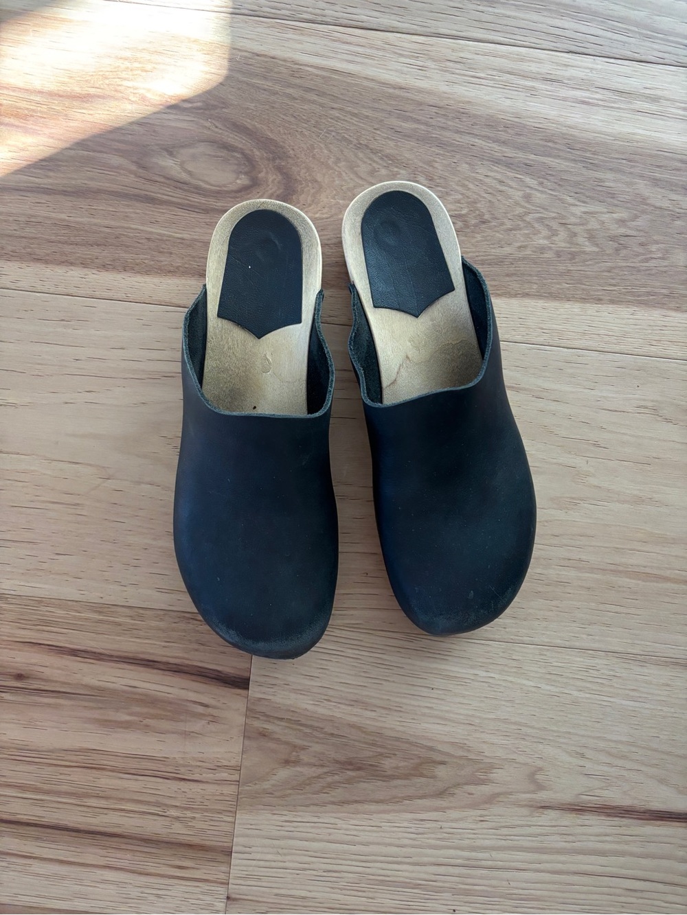 No. 6 Contour Clog on Flat Base in Black